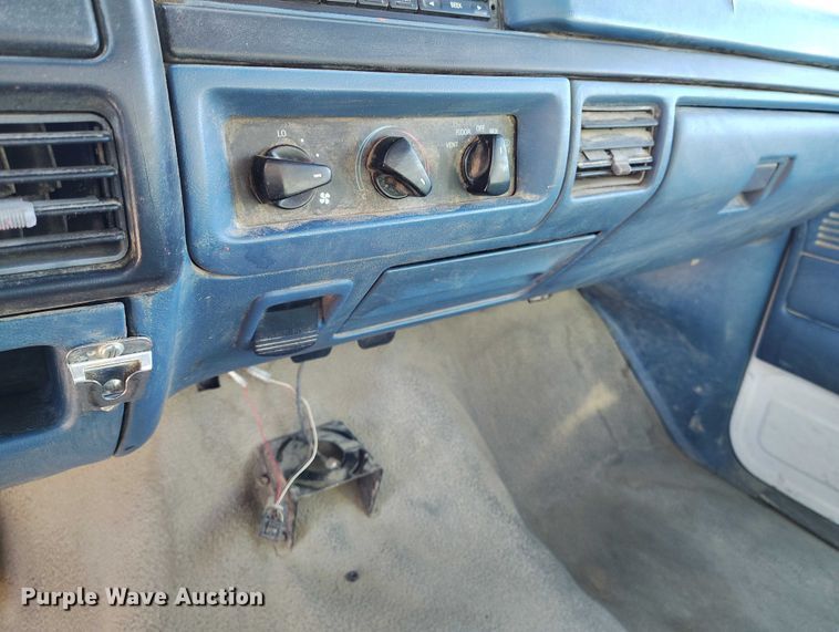 image for item DT0821 1997 Ford F250 flatbed pickup truck