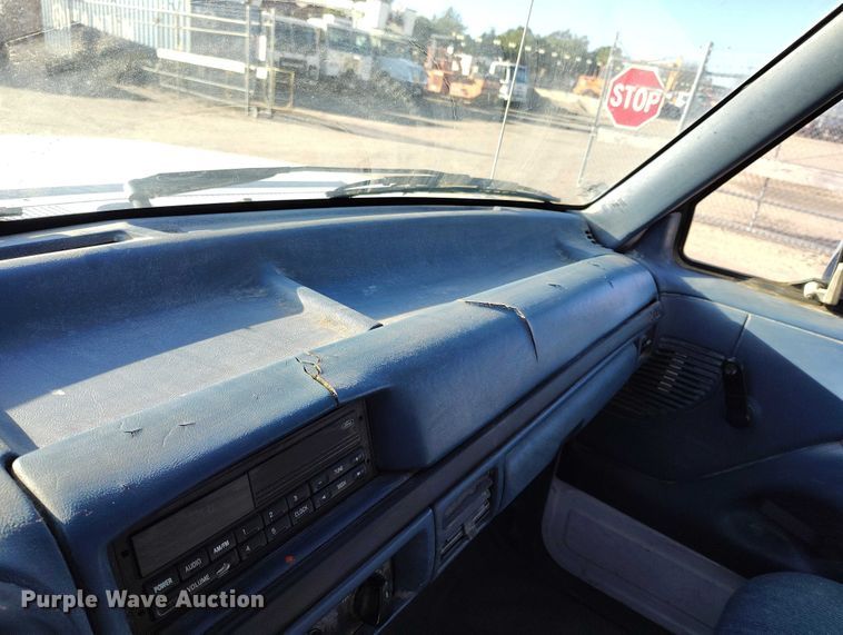 image for item DT0821 1997 Ford F250 flatbed pickup truck