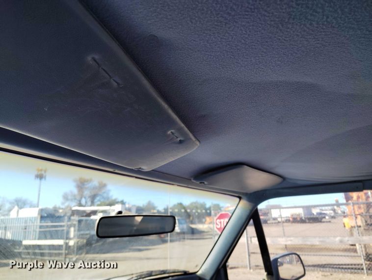 image for item DT0821 1997 Ford F250 flatbed pickup truck