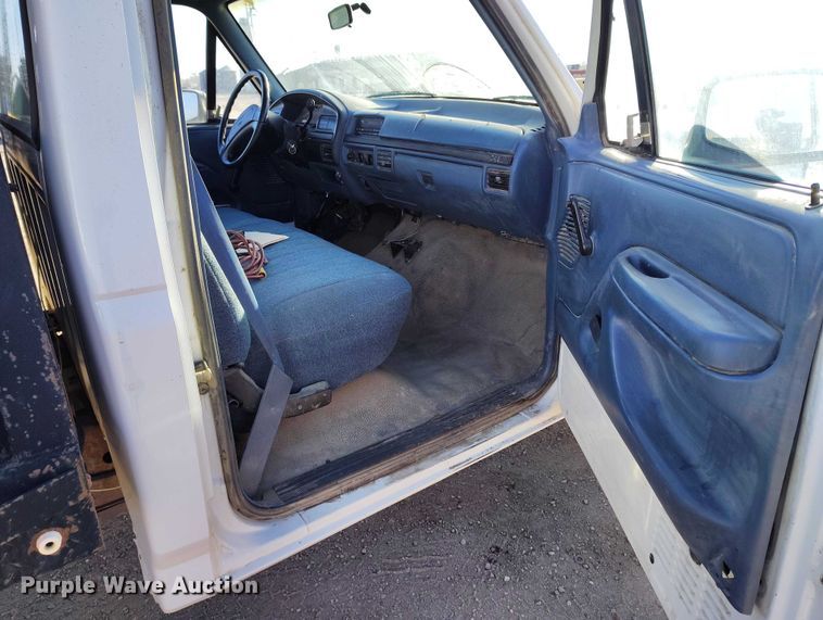 image for item DT0821 1997 Ford F250 flatbed pickup truck