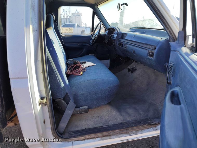 image for item DT0821 1997 Ford F250 flatbed pickup truck