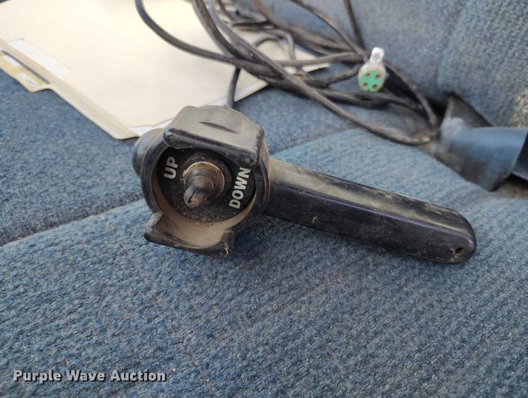 image for item DT0821 1997 Ford F250 flatbed pickup truck