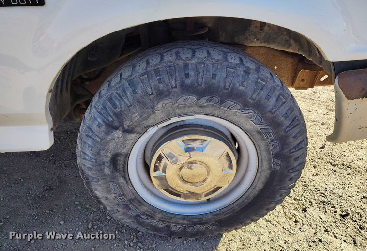 image for item DT0821 1997 Ford F250 flatbed pickup truck