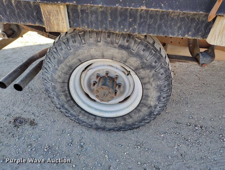 image for item DT0821 1997 Ford F250 flatbed pickup truck