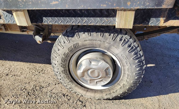 image for item DT0821 1997 Ford F250 flatbed pickup truck