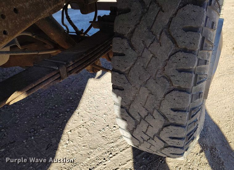 image for item DT0821 1997 Ford F250 flatbed pickup truck