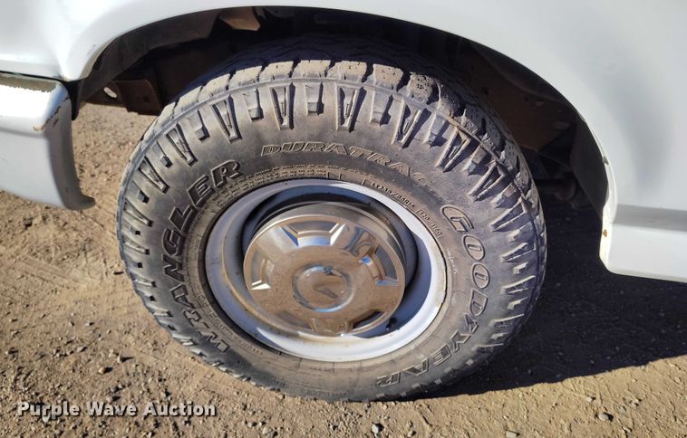 image for item DT0821 1997 Ford F250 flatbed pickup truck