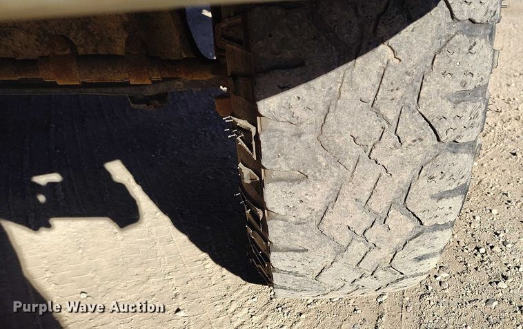 image for item DT0821 1997 Ford F250 flatbed pickup truck