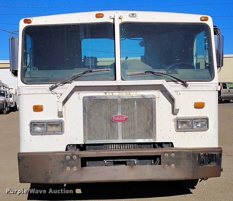 image for item DT0822 1995 Peterbilt 320 roll-off container truck