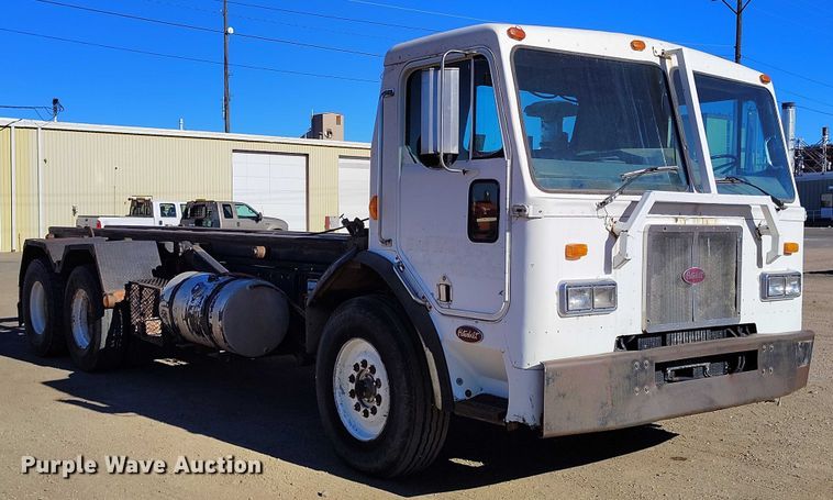 image for item DT0822 1995 Peterbilt 320 roll-off container truck