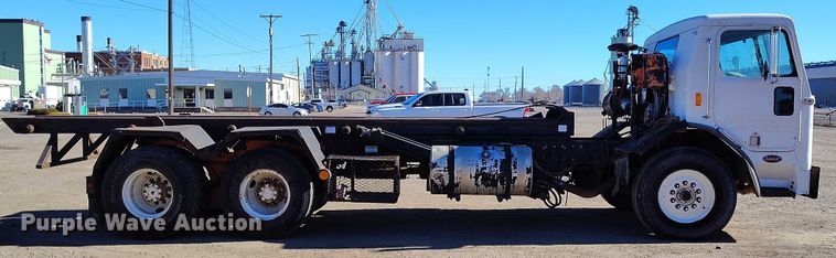 image for item DT0822 1995 Peterbilt 320 roll-off container truck