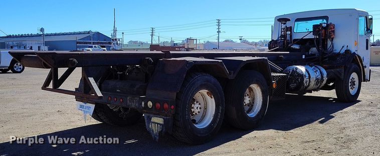 image for item DT0822 1995 Peterbilt 320 roll-off container truck