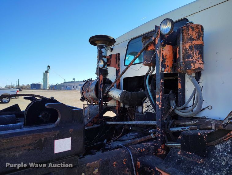 image for item DT0822 1995 Peterbilt 320 roll-off container truck