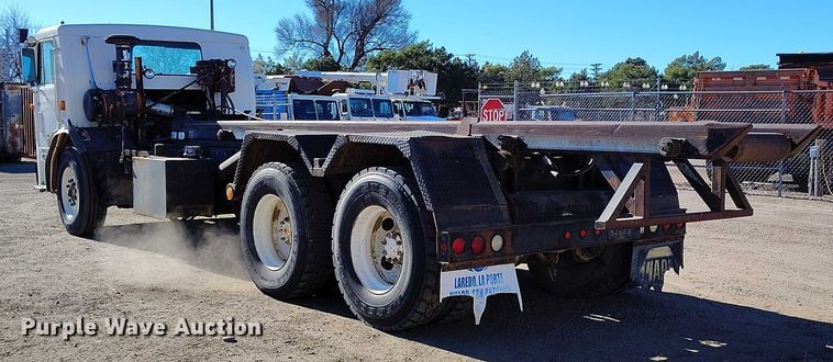 image for item DT0822 1995 Peterbilt 320 roll-off container truck