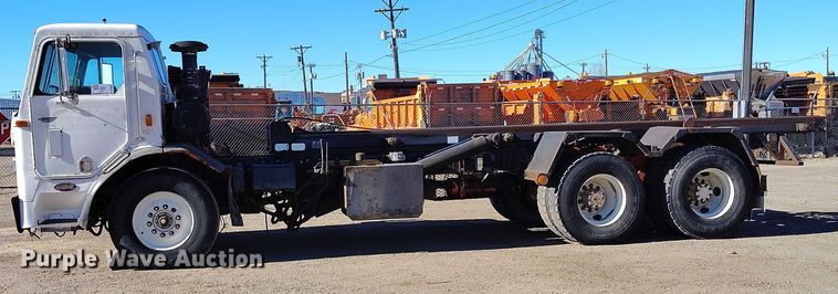 image for item DT0822 1995 Peterbilt 320 roll-off container truck