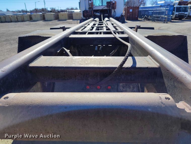 image for item DT0822 1995 Peterbilt 320 roll-off container truck