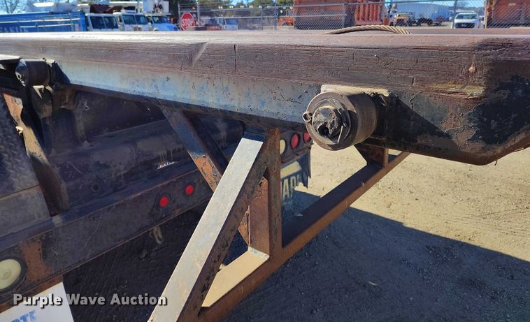 image for item DT0822 1995 Peterbilt 320 roll-off container truck