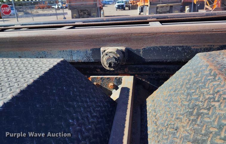 image for item DT0822 1995 Peterbilt 320 roll-off container truck