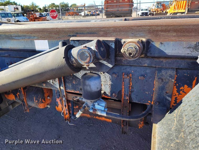 image for item DT0822 1995 Peterbilt 320 roll-off container truck