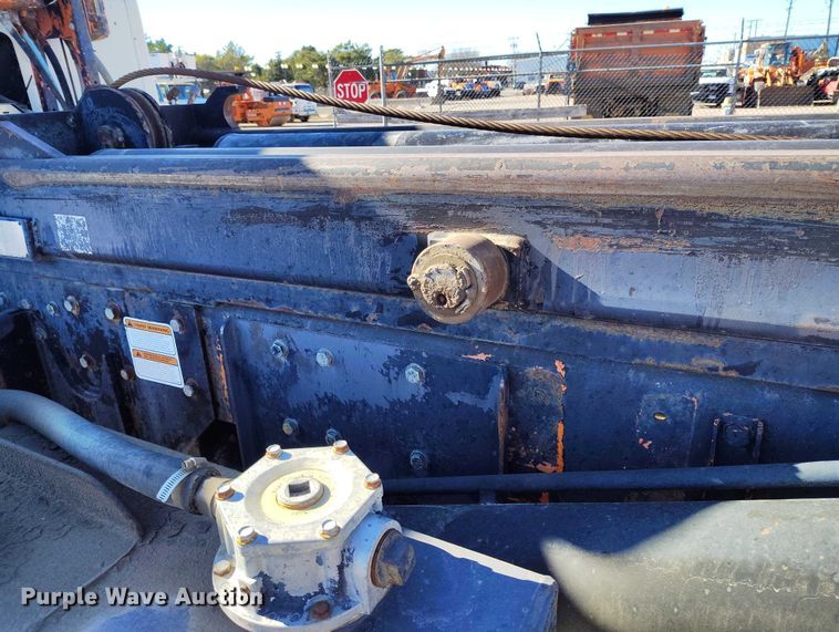 image for item DT0822 1995 Peterbilt 320 roll-off container truck