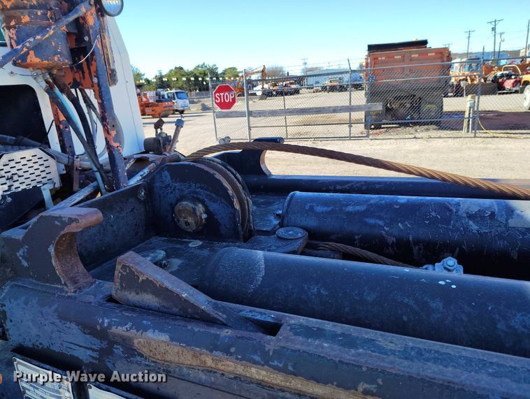 image for item DT0822 1995 Peterbilt 320 roll-off container truck