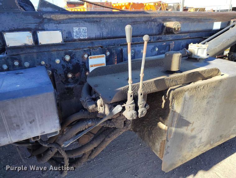 image for item DT0822 1995 Peterbilt 320 roll-off container truck