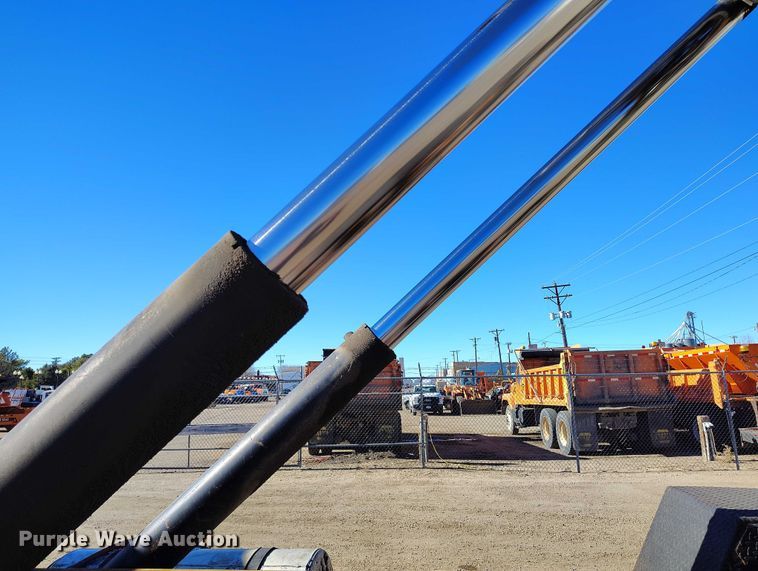 image for item DT0822 1995 Peterbilt 320 roll-off container truck