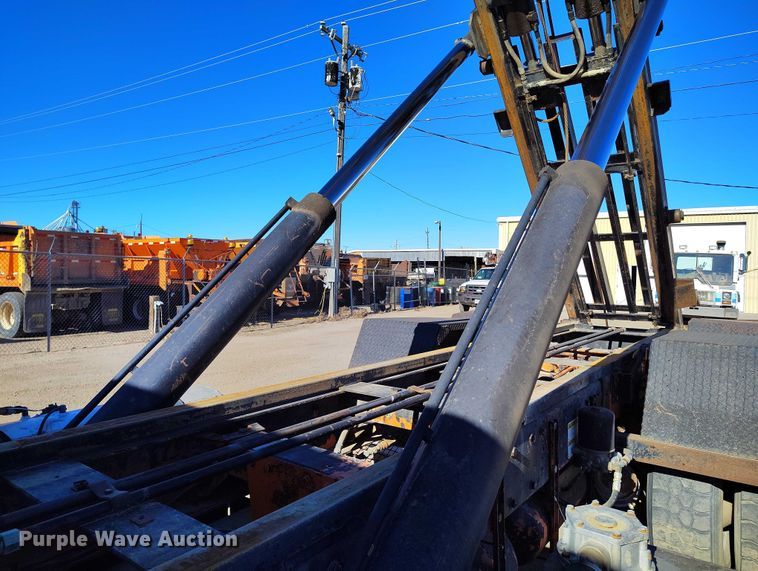 image for item DT0822 1995 Peterbilt 320 roll-off container truck