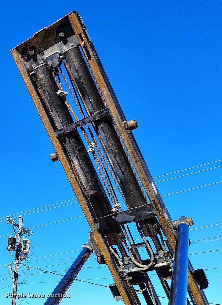 image for item DT0822 1995 Peterbilt 320 roll-off container truck