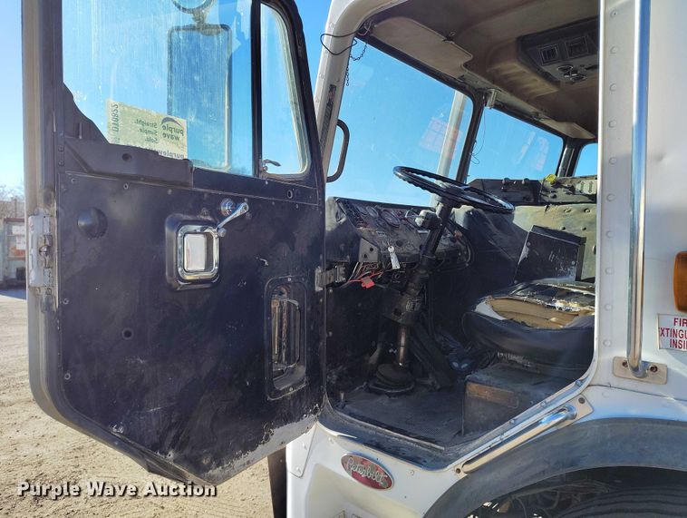image for item DT0822 1995 Peterbilt 320 roll-off container truck