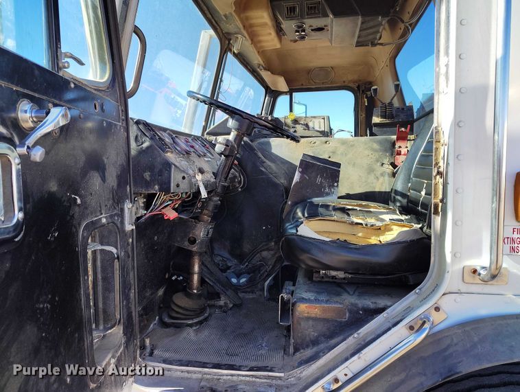 image for item DT0822 1995 Peterbilt 320 roll-off container truck