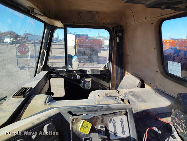 image for item DT0822 1995 Peterbilt 320 roll-off container truck