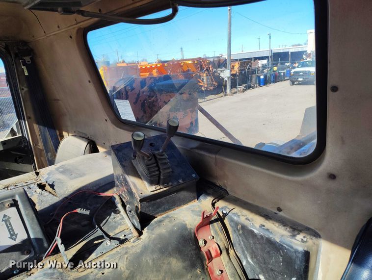 image for item DT0822 1995 Peterbilt 320 roll-off container truck