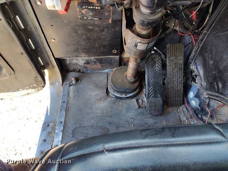 image for item DT0822 1995 Peterbilt 320 roll-off container truck