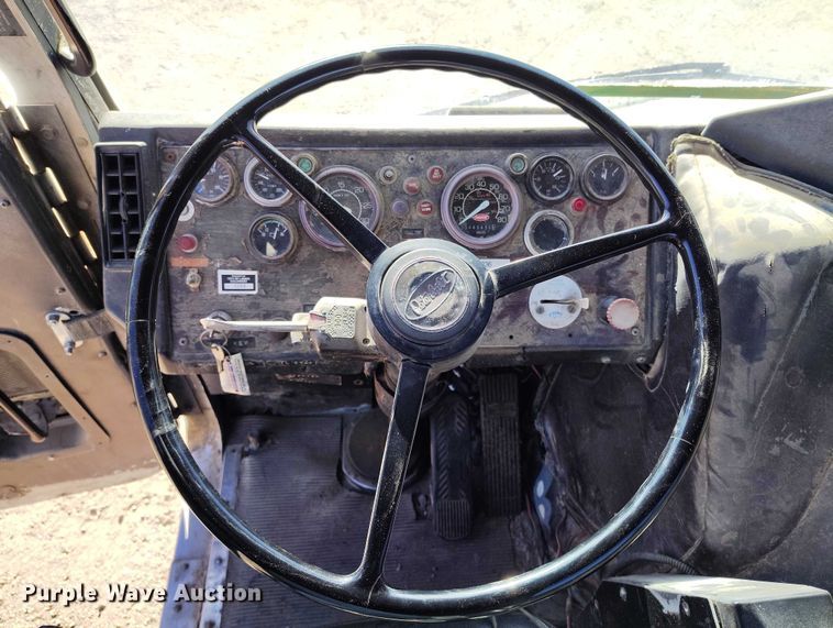 image for item DT0822 1995 Peterbilt 320 roll-off container truck