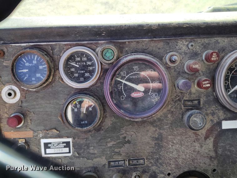 image for item DT0822 1995 Peterbilt 320 roll-off container truck