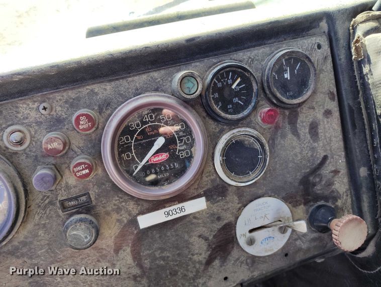 image for item DT0822 1995 Peterbilt 320 roll-off container truck