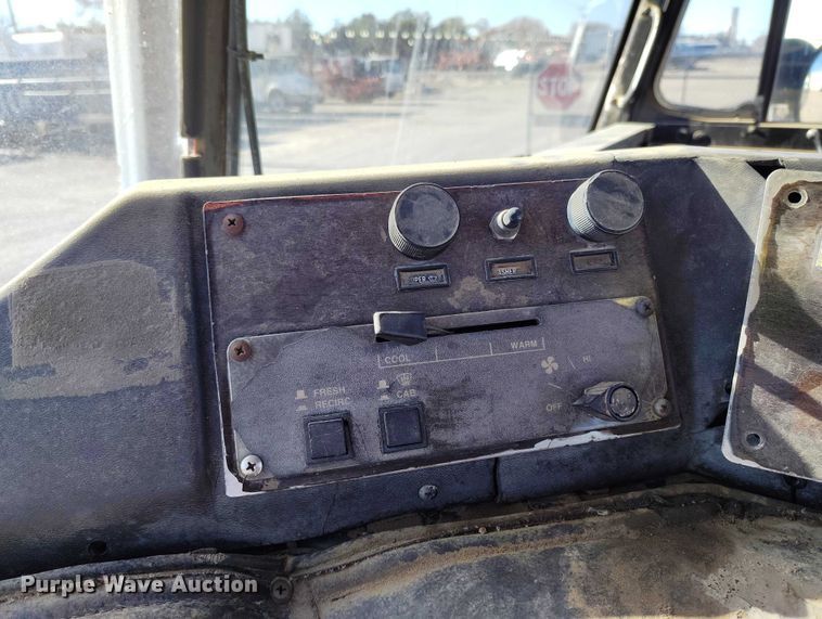 image for item DT0822 1995 Peterbilt 320 roll-off container truck