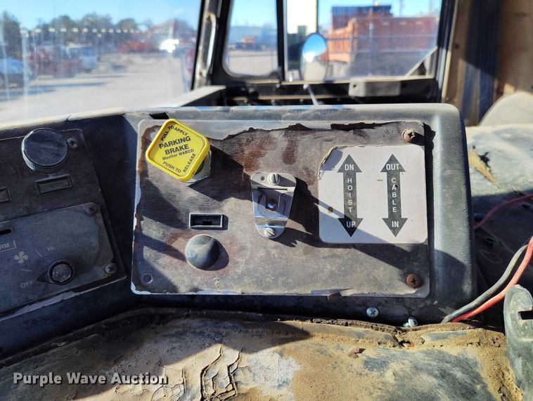 image for item DT0822 1995 Peterbilt 320 roll-off container truck