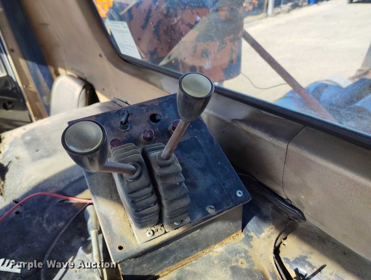 image for item DT0822 1995 Peterbilt 320 roll-off container truck