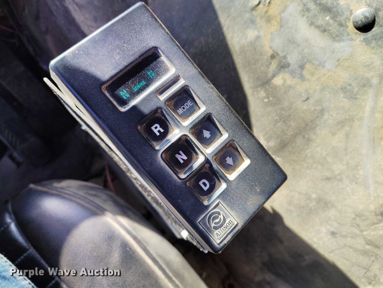 image for item DT0822 1995 Peterbilt 320 roll-off container truck