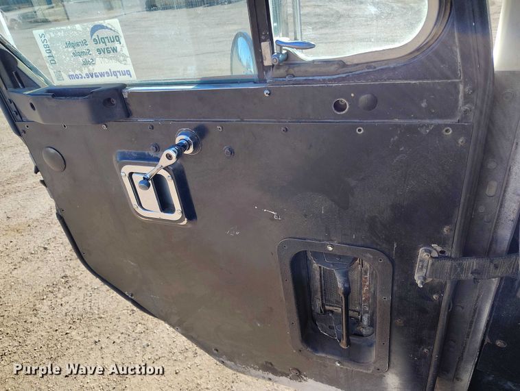 image for item DT0822 1995 Peterbilt 320 roll-off container truck