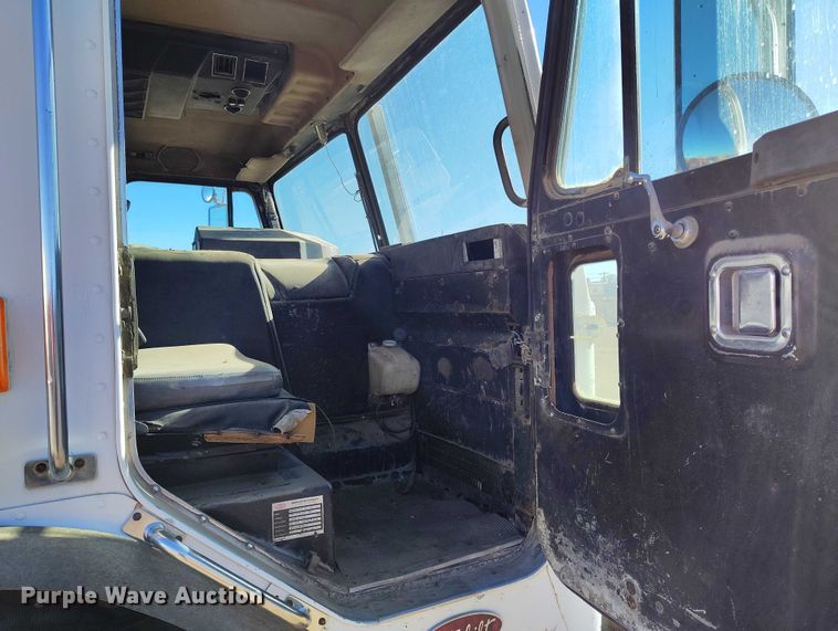 image for item DT0822 1995 Peterbilt 320 roll-off container truck