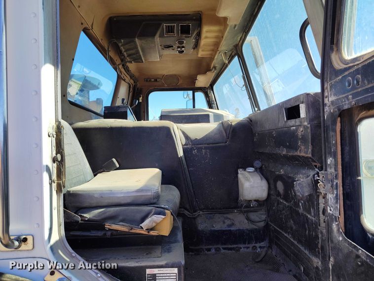 image for item DT0822 1995 Peterbilt 320 roll-off container truck