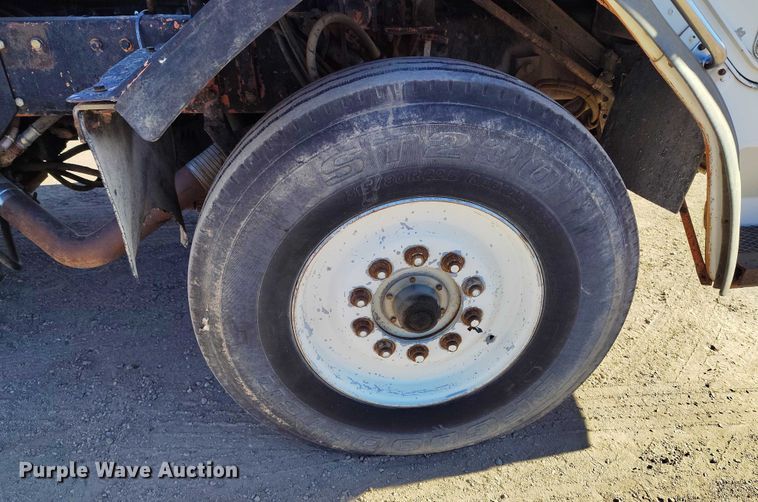 image for item DT0822 1995 Peterbilt 320 roll-off container truck