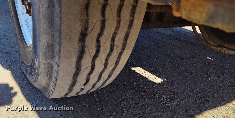 image for item DT0822 1995 Peterbilt 320 roll-off container truck