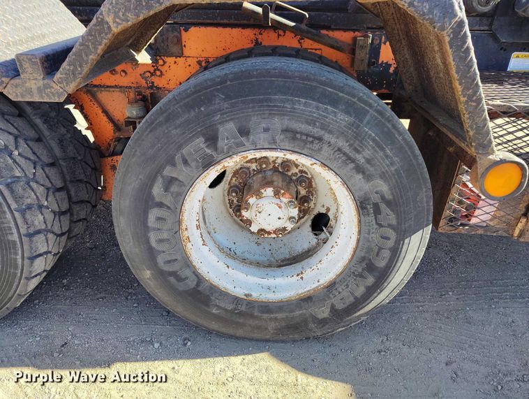 image for item DT0822 1995 Peterbilt 320 roll-off container truck