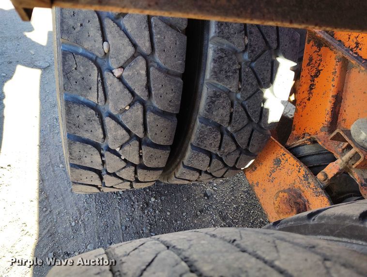 image for item DT0822 1995 Peterbilt 320 roll-off container truck