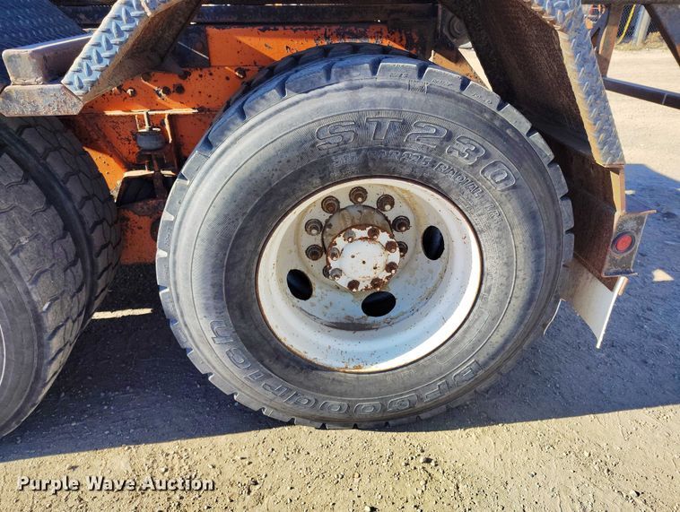 image for item DT0822 1995 Peterbilt 320 roll-off container truck