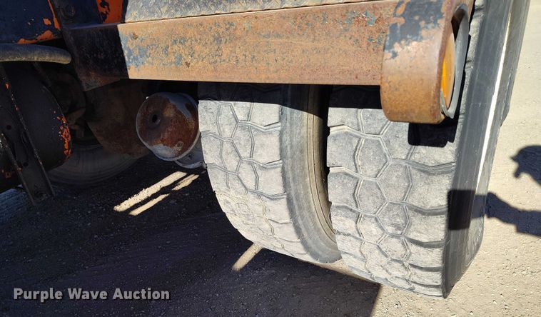 image for item DT0822 1995 Peterbilt 320 roll-off container truck